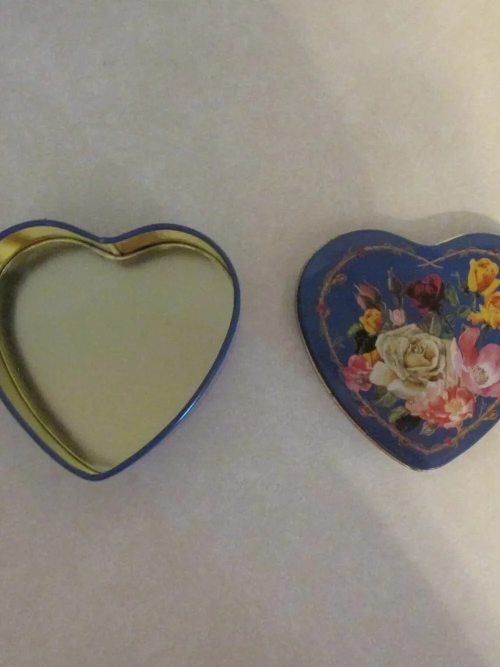 TIN CONTAINER BLUE HEART SHAPE with FLORAL ROSES LID TRINKET BOX GRANNYCORE VICT